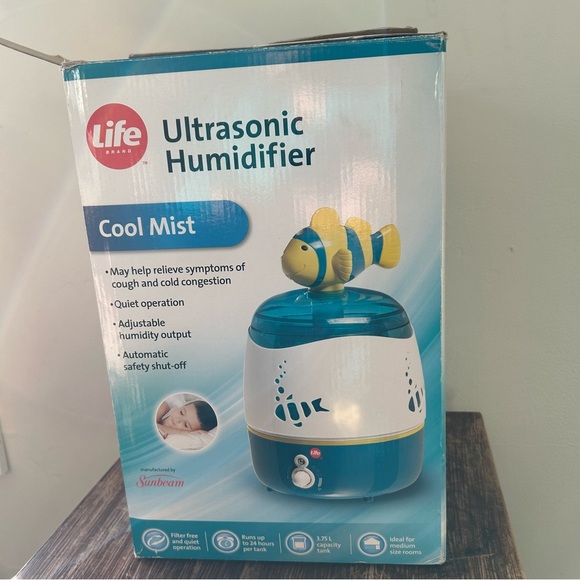 Fish-Themed Blue and Yellow Aquarium Humidifier - Picture 6 of 6